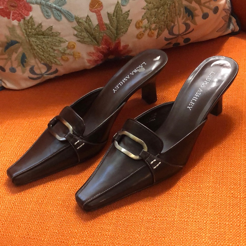 Adorable Laura Ashley pumps w/ stitching & buckle
